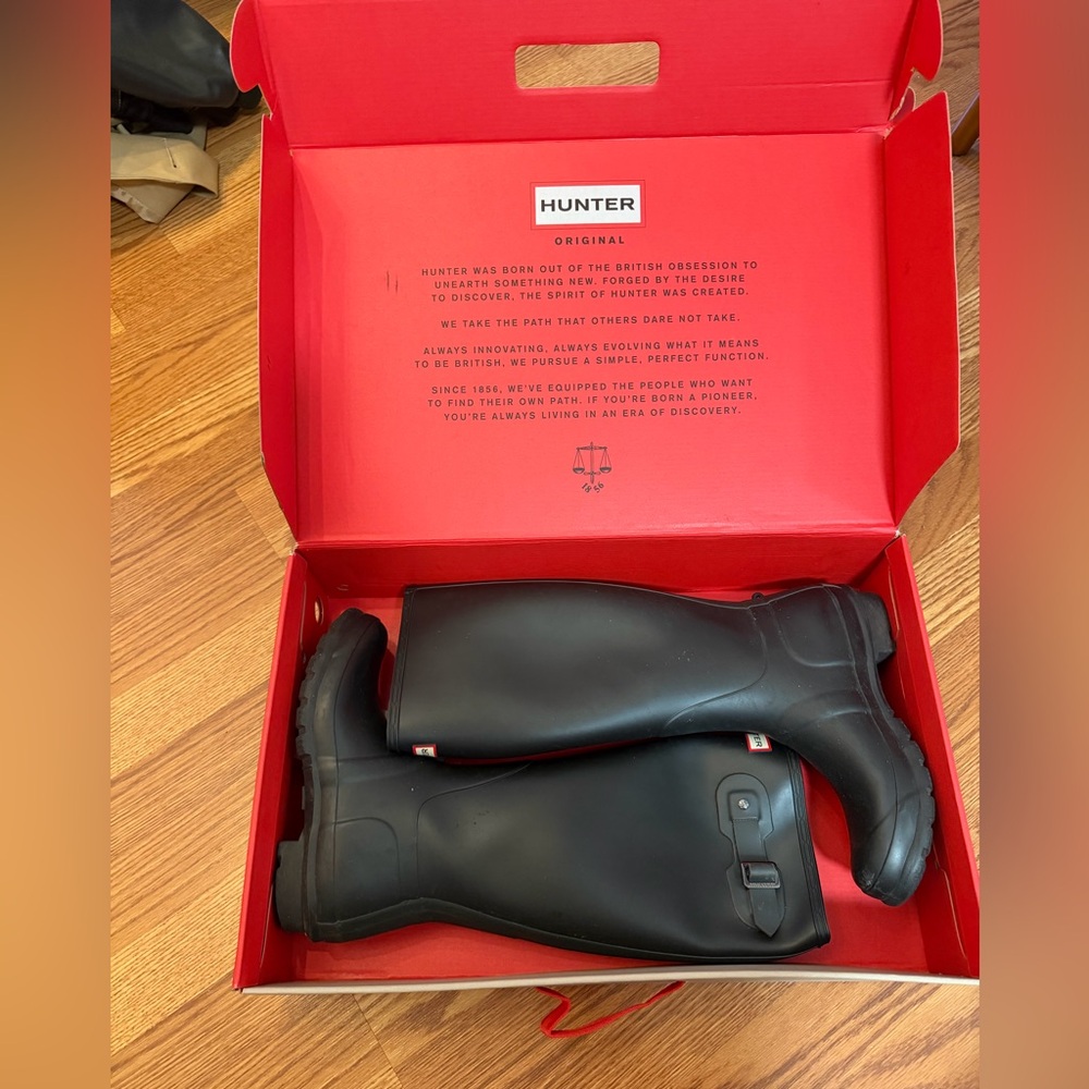 Hunter Women’s  Tall Black/dark slate Rain Boots, size 7